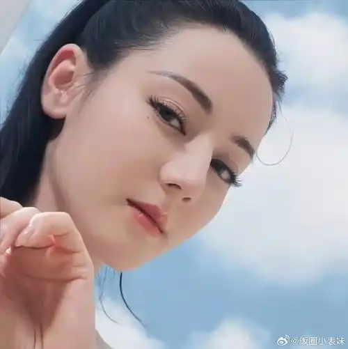 迪丽热巴真就是精灵美人吧,这下颌线比我人生规划还要清晰,皮肤状态像