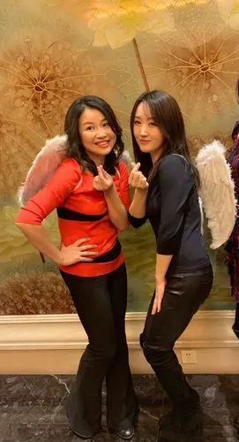 女星和同龄人差距→48岁杨钰莹与好友对比简直冻龄