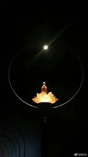 佛说:"爱是一盏灯,照亮别人,也温暖自己.