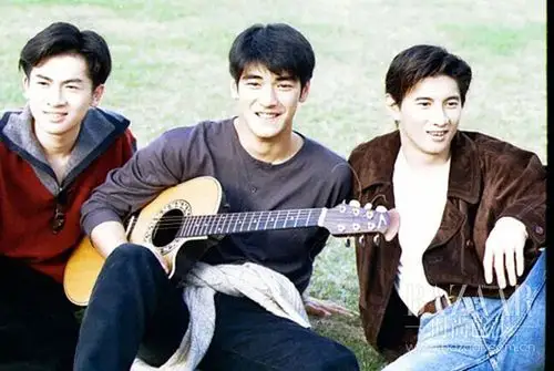 当时还与吴奇隆,苏有朋和林志颖并成为"台湾四小天王"不仅自己作词