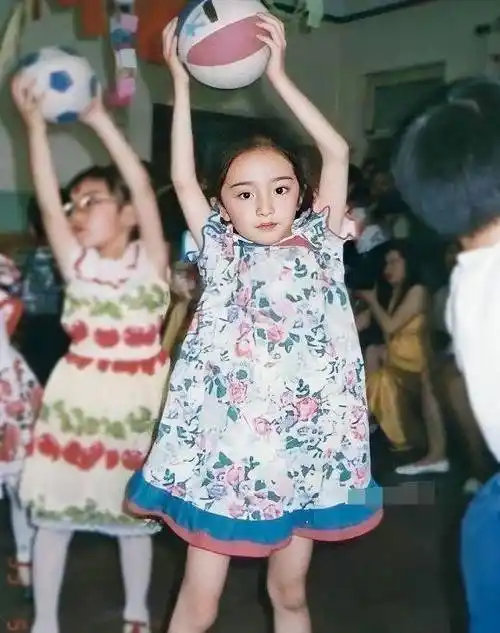 杨幂的五官在小时候就已经很是优越了,即使是站在人群里面,也是最漂亮