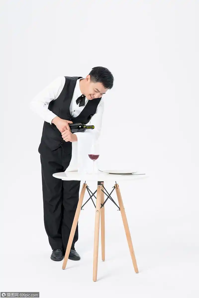 男服务员倒红酒侍者人物