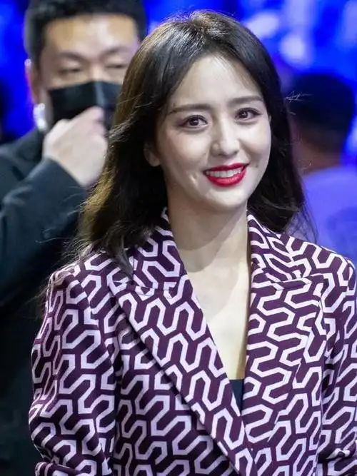 佟丽娅现身上海时装秀穿条纹套装玩转时尚元素