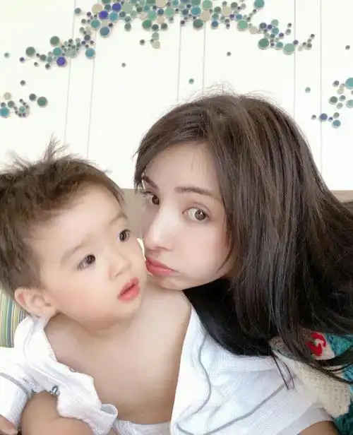 姜潮一家出游麦迪娜单手抱娃身材火辣丹尼尔高鼻梁大眼睛超帅