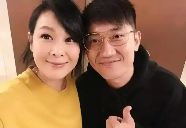 刘若英晒照为儿子庆生,一家三口赴台湾滑雪,9岁钟小弟酷飒帅气