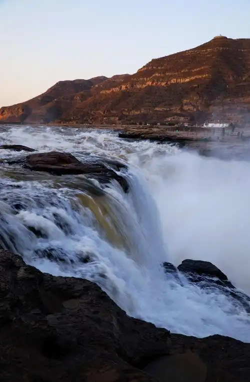 壶口瀑布是黄河流到这里最为壮观汹险的一段.