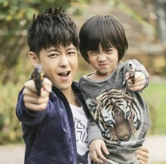 继《爸爸去哪儿》之后,kimi再上综艺,口罩遮面被嘲"长残"_林志颖_孩子