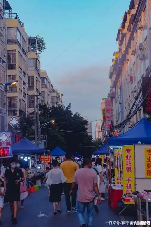 终于来到了夜市的后段,相比起前面美食街的火爆,这里绝大多数是附近住