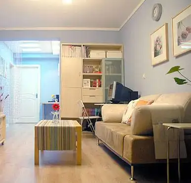 一般建议住家的天花板不要比地板颜色深,尤其若天花板不高,以浅色