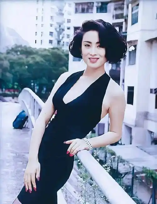 时尚万种的港姐:人生没有暂停键,岁月从不饶人_张敏_时候_什么