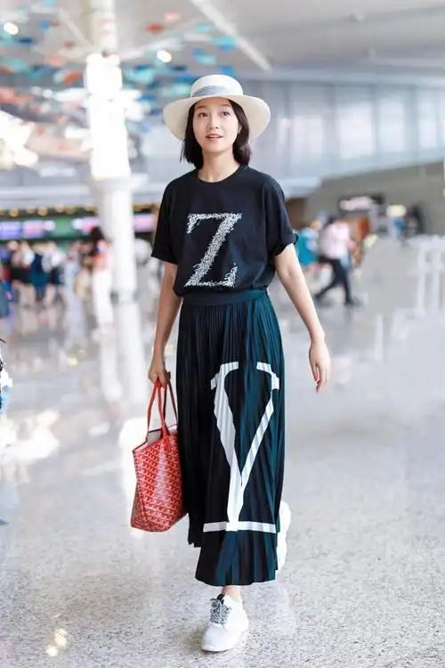 38岁朱丹低调走机场,一身简约黑白搭气质清新,170身高比例出众