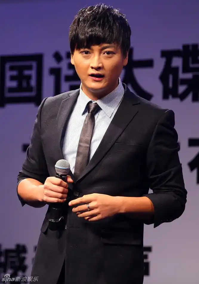 多亮新专辑发布会 摔烂吉他称告别旧时