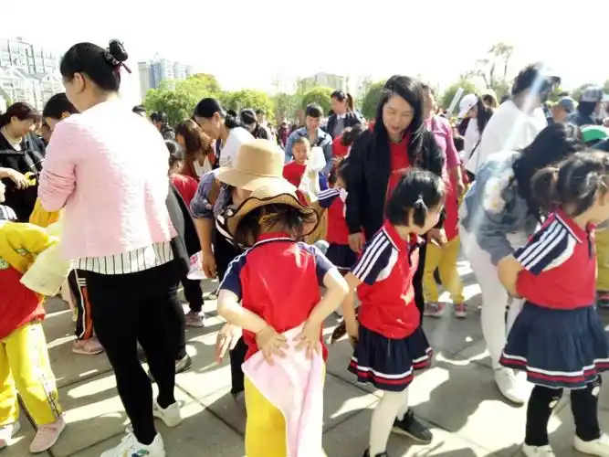 [活动花絮]"拥抱春天,亲近自然"一绿景童话里幼儿园大一班亲子春游