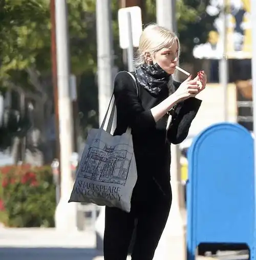 杨颖被拍到盘腿抽烟,网友这次却很心疼她_影片_画面_桂纶镁