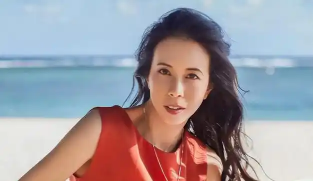 论颜值,莫文蔚或许在很多人心中谈不上顶流.