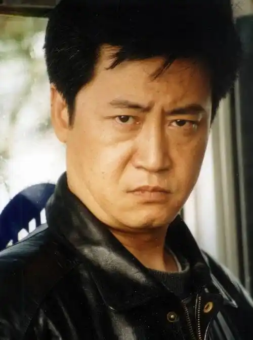 片名:井盖儿饰演:陆麒麟演员:宁静孙红雷赵宝刚介绍:一名派出所所长