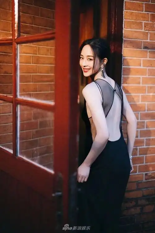 39岁张钧甯穿露背礼服太惊艳罕见性感肤如凝脂