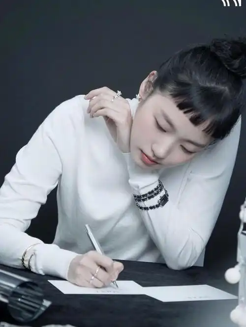 金高银狗啃刘海俏皮灵动,配小香套装高级时髦,优雅与气质并存