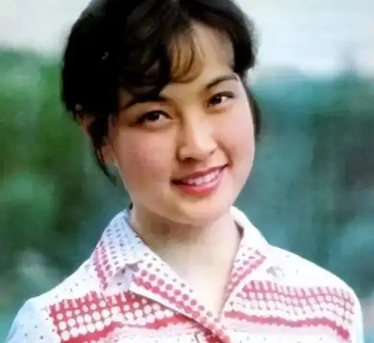刘晓庆18岁当知青时的照片曝光,美翻全场!难怪她敢一辈子演少女