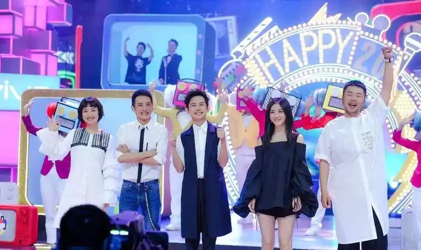 《快乐大本营》招新人,8家公司抢一个名额 - 策驰影院