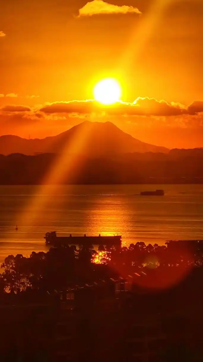 早晨太阳东升,日出南沙湾得美景.