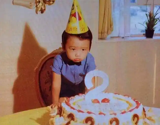 张柏芝与三胎儿子游泳,小儿子头发浓密,与谢霆锋小时候一模一样_网友_