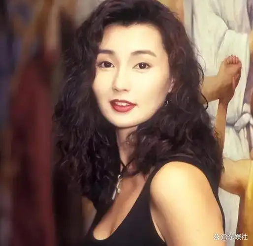 回顾张曼玉身价百亿独居贫民区穿19元地摊鞋正在优雅老去