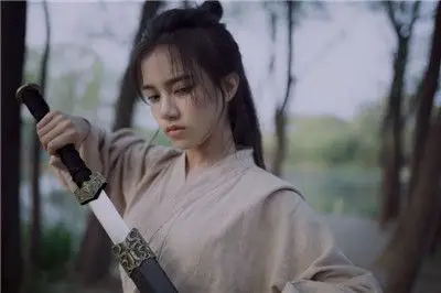 刘宸希古风写真曝光 干净飒爽显英气