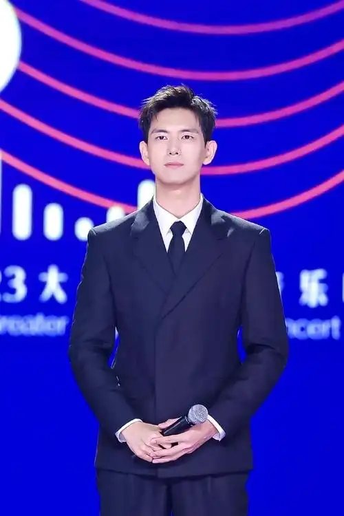 李现行走的西装暴徒