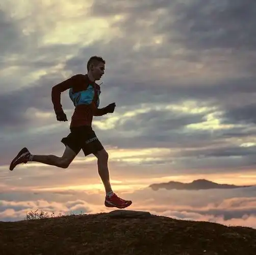 坚持早睡早起的人,有这4种改变,外加坚持晨跑,身体健康心态好