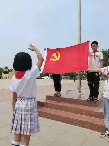 礼赞百年 红心向党——团区委"我和党旗同框"献礼100周年③