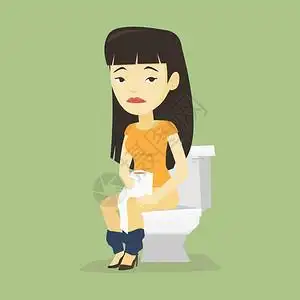 一次性碗坐在马桶上并患有腹泻的亚裔妇女持有卫生纸卷并患腹泻的妇女