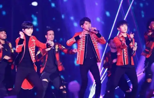 抢人抢钱抢牌照跨年晚会就是娱乐圈权力的游戏