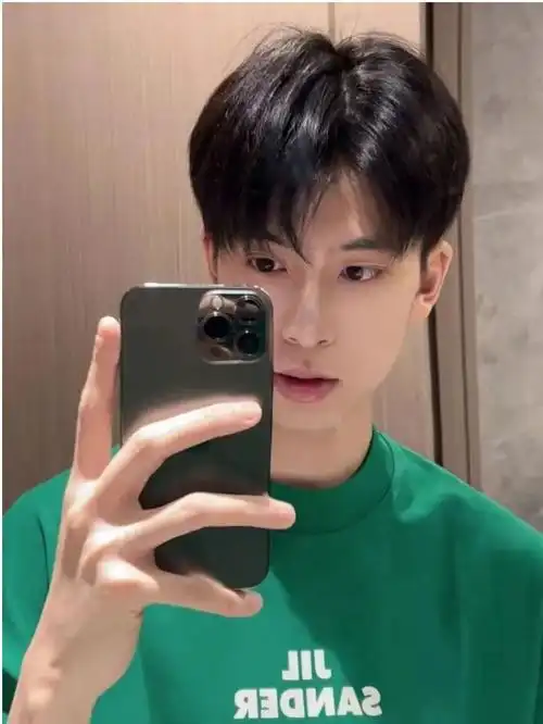 今夏最火男士发型有哪些寸头分头精神时尚潮流染发很吸引眼球