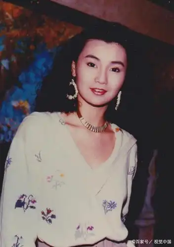 80年代流行大而夸张的首饰,材质包括各种塑料玻璃木头等等,都是在今天