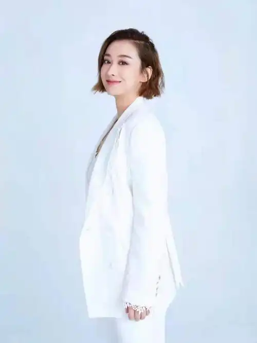 古装美女穆婷婷变化不大身穿白色西装配短发优雅又干练