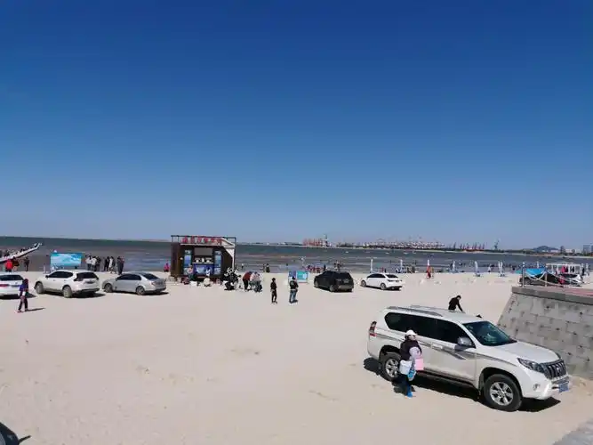 大连都有银沙滩,您看看这里的海滩白的似雪,也可称是鲅鱼圈的银沙滩