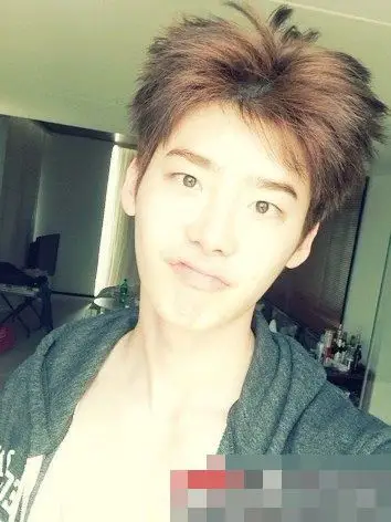 昨日,李钟硕微博晒出起床后"蓬头垢面"照,照片中李钟硕素颜发型凌乱篷