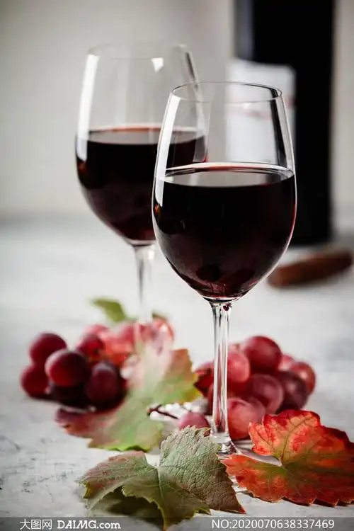 葡萄与盛满红酒的酒杯摄影高清图片
