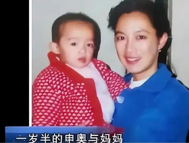 的詹燕妮,短短的维持了几年便宣告了结束,离婚后女儿申奥跟着妈妈生活