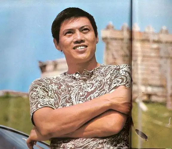 打开网易新闻 查看精彩图片但七十年代的功夫片制作还不算精良,罗烈再