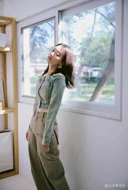 今天我要向大家介绍的是一款非常时尚的牛仔搭配,张小斐教你穿牛仔