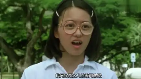 百变星君:梁咏琪初次扮丑出演百变星君,戴眼镜牙套