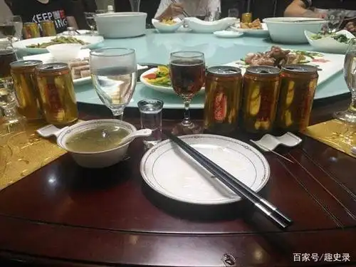 中国式酒局:一杯酒干掉你的尊严