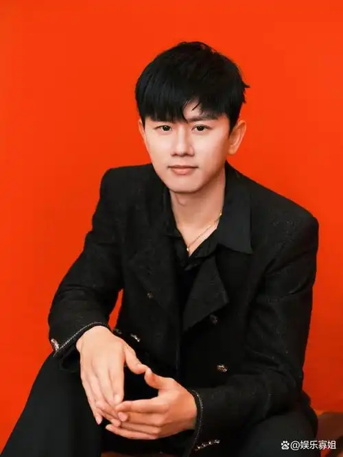 张杰微博音乐盛典公式照黑色装扮大红背景墙看着怪喜庆的