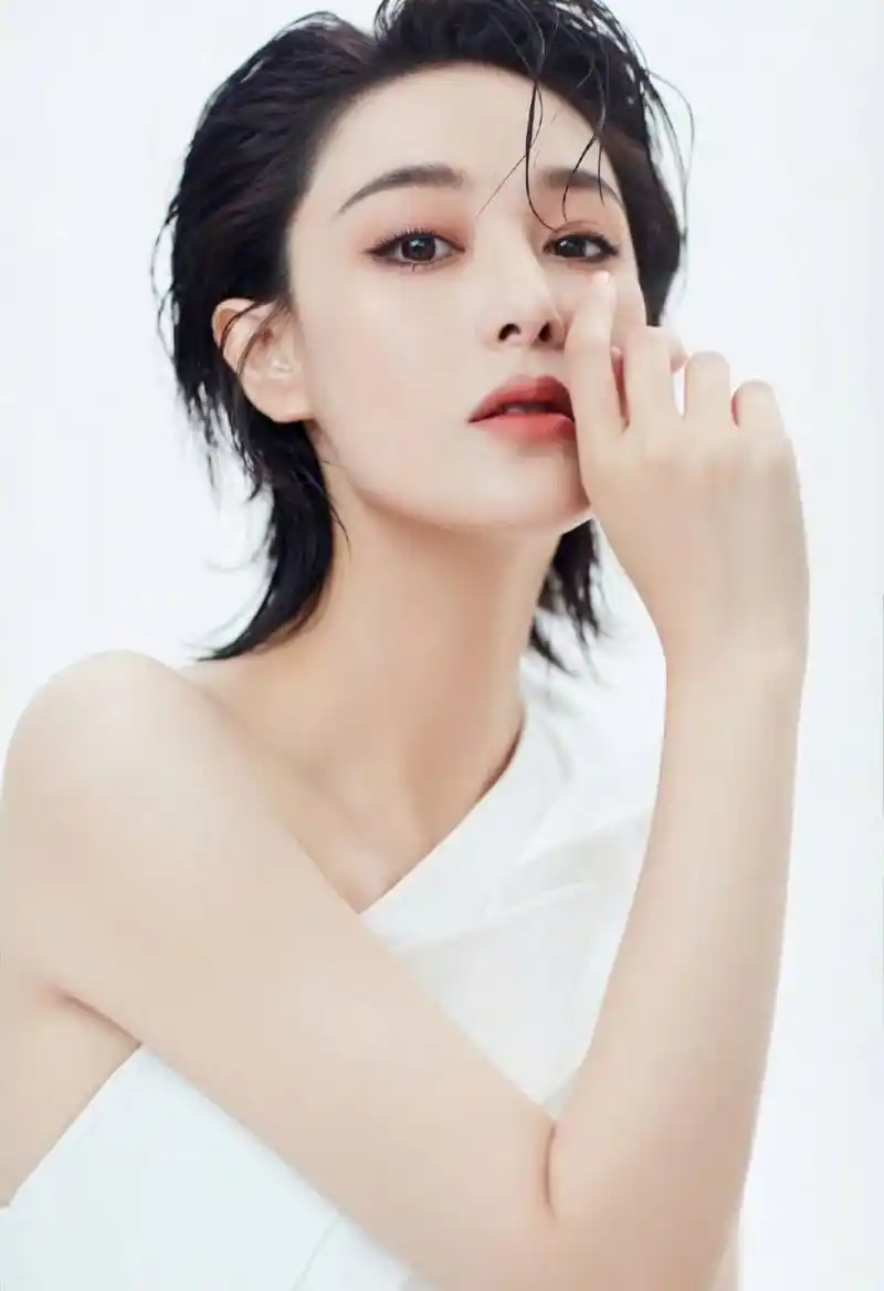 张馨予帅气短发,果然美女搞什么发型都好看!