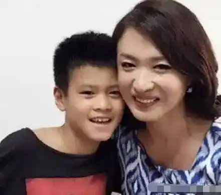 当年,金星的大儿子在学校遭同学取笑:你妈妈以前是个男人,你不是她生