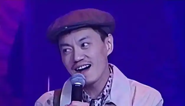 火遍大街小巷,人人听了都想哼两句,同时雪村因与歌手赵英俊长得极为