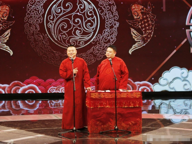 岳云鹏,德云社前几年最火的相声演员,今年却连续登台三台春晚