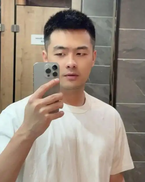 像小红书mango小哥哥的这款圆寸发型,看起来就非常简约帅气,两边和